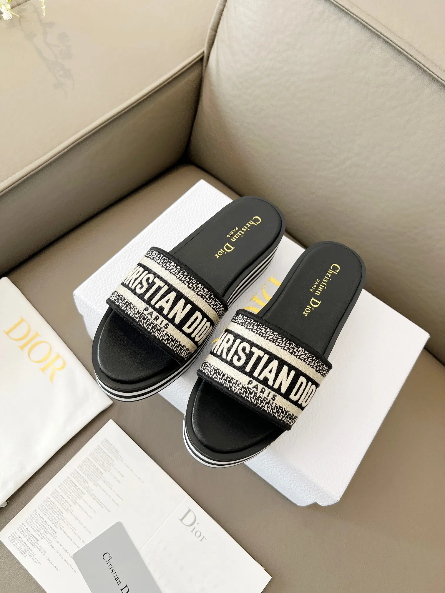 👟👟Ex-factory price 480👟👟 Dior's new spring and summer IVIETA DWAY jelly-colored flat-soled one-slip women's shoes with CD letter logo three-dimensional embroidery thick-soled round toe open-toe slippers. The original version is developed to be the top version on the market. It feels soft and delicate on the feet and is extremely comfortable. Material: Upper imported raffia electric embroidery high-temperature water-soluble cotton technical fabric + water-dyed cowhide foot pad lining + original consistent combination outsole Outsole: original outsole Size: 35-42 (40.41.42 custom-made, non-refundable and non-exchangeable)